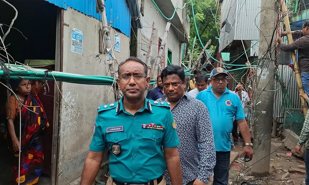 হাজীর মাজার বস্তিতে অবৈধ সংযোগ বিচ্ছিন্নে পুলিশের অভিযান