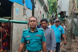 হাজীর মাজার বস্তিতে অবৈধ সংযোগ বিচ্ছিন্নে পুলিশের অভিযান