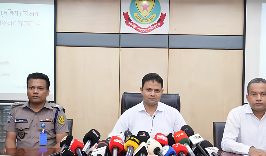 হানিট্র্যাপে ফেলে আপত্তিকর ভিডিও ধারণ চক্রের পাঁচ সদস্য গ্রেপ্তার হানিট্র্যাপে ফেলে আপত্তিকর ভিডিও ধারণ, চক্রের পাঁচ সদস্য গ্রেপ্তার