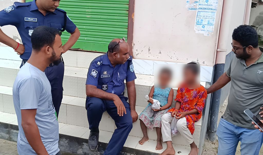 ২ মেয়েকে রাস্তায় রেখে টাকা আনি বলে উধাও মা ২ মেয়েকে রাস্তায় রেখে 'টাকা আনি' বলে উধাও মা