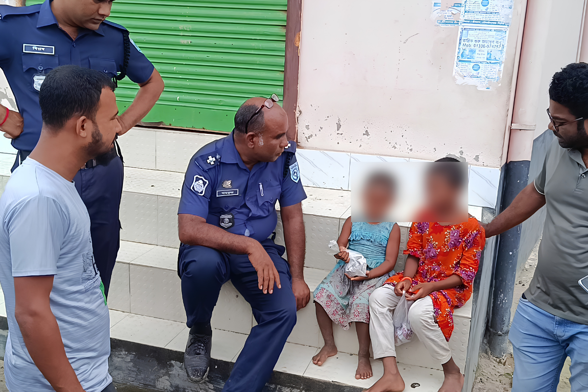 ২ মেয়েকে রাস্তায় রেখে ‘টাকা আনি’ বলে উধাও মা