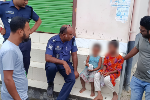 ২ মেয়েকে রাস্তায় রেখে ‘টাকা আনি’ বলে উধাও মা