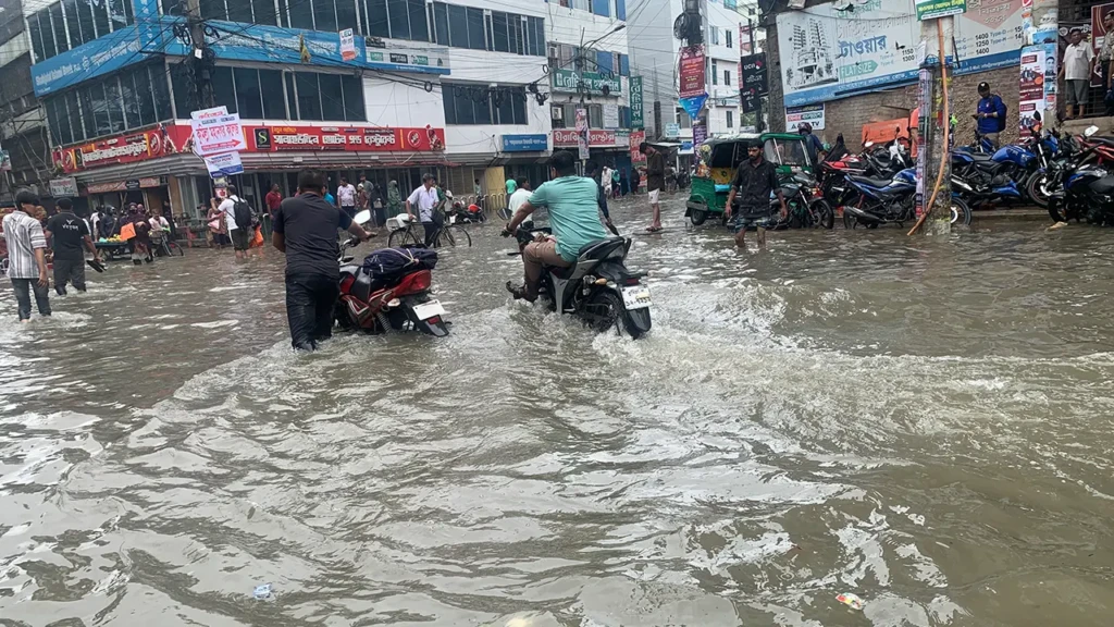 ৩ ঘণ্টার ভারী বৃষ্টিতে পানির নিচে কুমিল্লা নগরী ৩ ঘণ্টার ভারী বৃষ্টিতে পানির নিচে কুমিল্লা নগরী