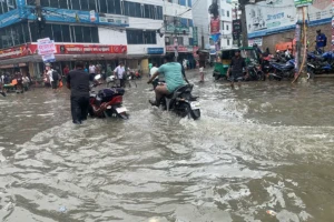 ৩ ঘণ্টার ভারী বৃষ্টিতে পানির নিচে কুমিল্লা নগরী