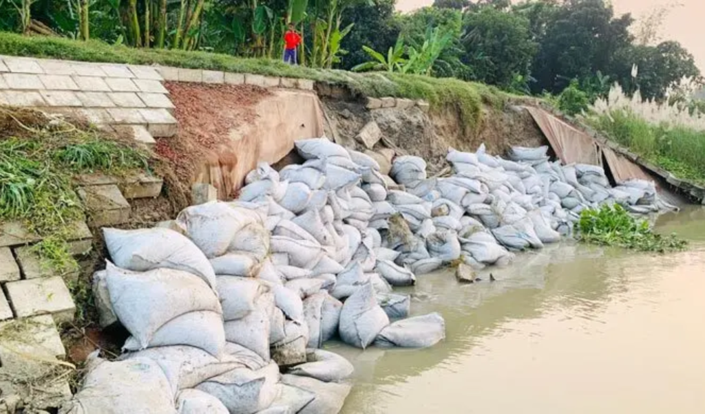 আড়িয়াল খাঁ নদের গ্রাসে শিবচরের বেড়িবাঁধ ও গুরুত্বপূর্ণ যোগাযোগ সড়ক আড়িয়াল খাঁ নদের গ্রাসে শিবচরের বেড়িবাঁধ ও গুরুত্বপূর্ণ যোগাযোগ সড়ক