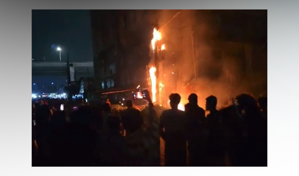 কারওয়ান বাজারে বিদ্যুতের খুঁটিতে ভয়াবহ আগুন 2 কারওয়ান বাজারে বিদ্যুতের খুঁটিতে ভয়াবহ আগুন
