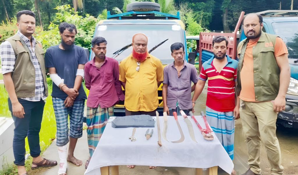 কুমিল্লায় ডাকাতির প্রস্তুতিকালে দেশীয় অস্ত্রসহ চক্রের ৫ সদস্য গ্রেপ্তার কুমিল্লায় ডাকাতির প্রস্তুতিকালে দেশীয় অস্ত্রসহ চক্রের ৫ সদস্য গ্রেপ্তার