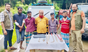 কুমিল্লায় ডাকাতির প্রস্তুতিকালে দেশীয় অস্ত্রসহ চক্রের ৫ সদস্য গ্রেপ্তার কুমিল্লায় ডাকাতির প্রস্তুতিকালে দেশীয় অস্ত্রসহ চক্রের ৫ সদস্য গ্রেপ্তার