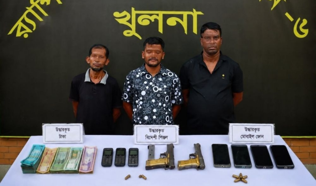খুলনায় বিদেশি অস্ত্র ও গুলিসহ শীর্ষ সন্ত্রাসী বি কোম্পানির ৩ সদস্য গ্রেফতার খুলনায় বিদেশি অস্ত্র ও গুলিসহ শীর্ষ সন্ত্রাসী 'বি কোম্পানির' ৩ সদস্য গ্রেফতার