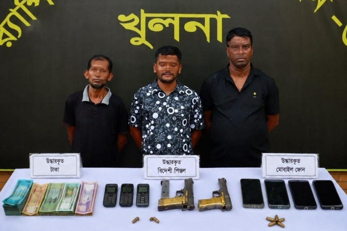 খুলনায় বিদেশি অস্ত্র ও গুলিসহ শীর্ষ সন্ত্রাসী ‘বি কোম্পানির’ ৩ সদস্য গ্রেফতার