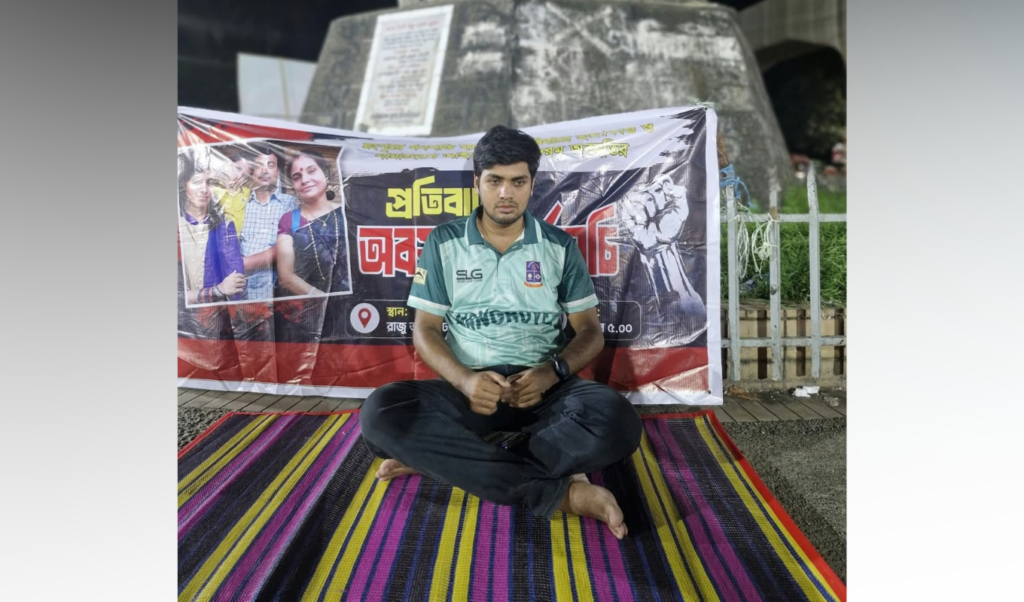 গণপতি স্যারের সপরিবারে হত্যার বিচারসহ ৩ দাবিতে ঢাবি শিক্ষার্থীর অবস্থান 2 গণপতি স্যারের সপরিবারে হত্যার বিচারসহ ৩ দাবিতে ঢাবি শিক্ষার্থীর অবস্থান