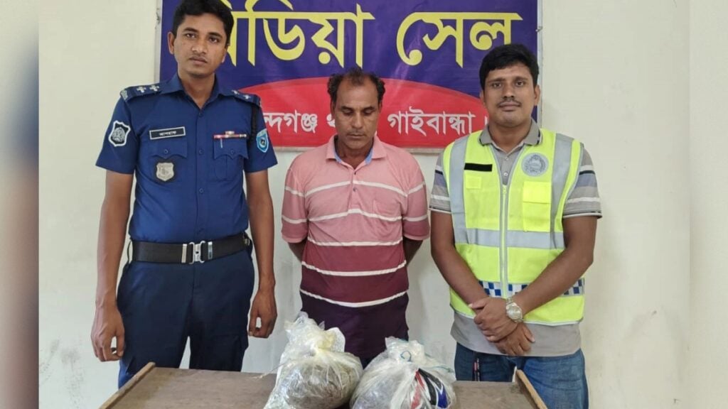 গাইবান্ধায় তিন কেজি গাঁজাসহ ব্যক্তি গ্রেপ্তার 2 গাইবান্ধায় তিন কেজি গাঁজাসহ ব্যক্তি গ্রেপ্তার