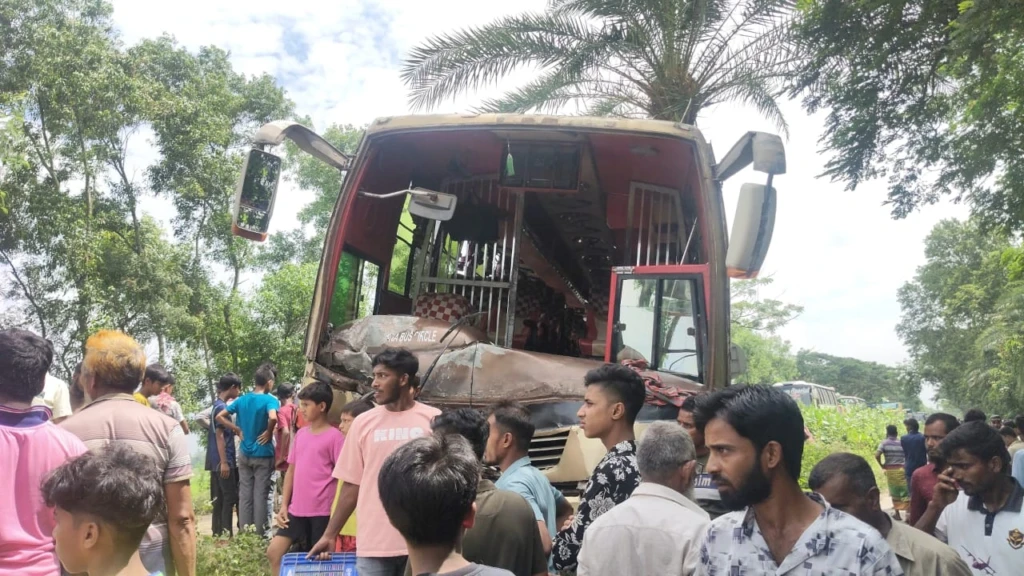 গুরুদাসপুরে বাস নসিমন সংঘর্ষে নিহত ৩ আহত ৭ গুরুদাসপুরে বাস-নসিমন সংঘর্ষে নিহত ৩, আহত ৭