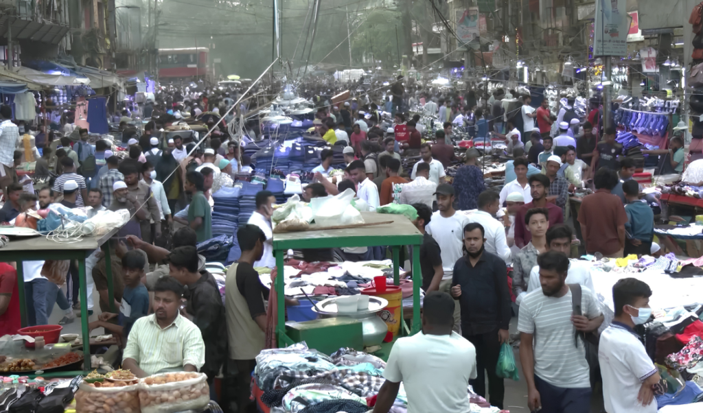 গুলিস্তানে চাঁদাবাজির অভিযোগ, নীরব জিম্মি হাজারো ব্যবসায়ী 2 গুলিস্তানে চাঁদাবাজির অভিযোগ, নীরব জিম্মি হাজারো ব্যবসায়ী