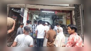 গ্যাস সংকটে চুলা বন্ধ হোটেলে বাড়ছে সকালের ভিড় গ্যাস সংকটে চুলা বন্ধ, হোটেলে বাড়ছে সকালের ভিড়
