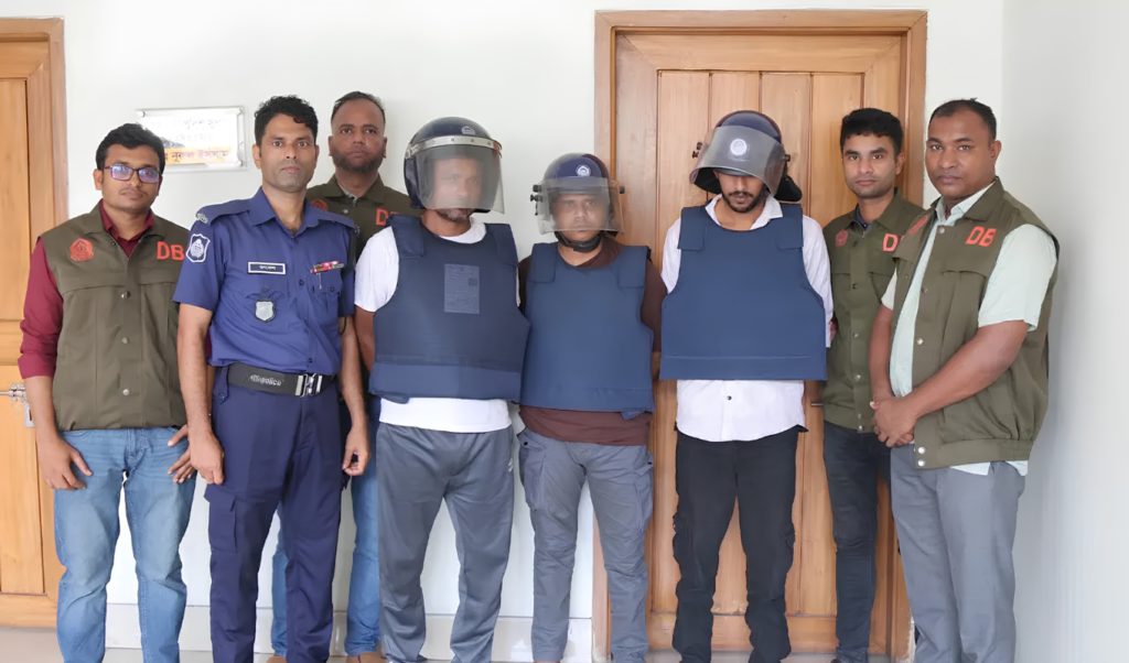 চট্টগ্রামে ধরা পড়ল শীর্ষ সন্ত্রাসী রায়হানের ২ সহযোগী অস্ত্র উদ্ধার চট্টগ্রামে ধরা পড়ল শীর্ষ সন্ত্রাসী রায়হানের ২ সহযোগী, অস্ত্র উদ্ধার