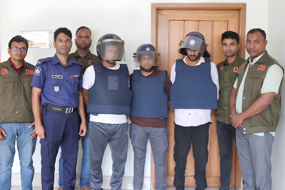 চট্টগ্রামে ধরা পড়ল শীর্ষ সন্ত্রাসী রায়হানের ২ সহযোগী, অস্ত্র উদ্ধার