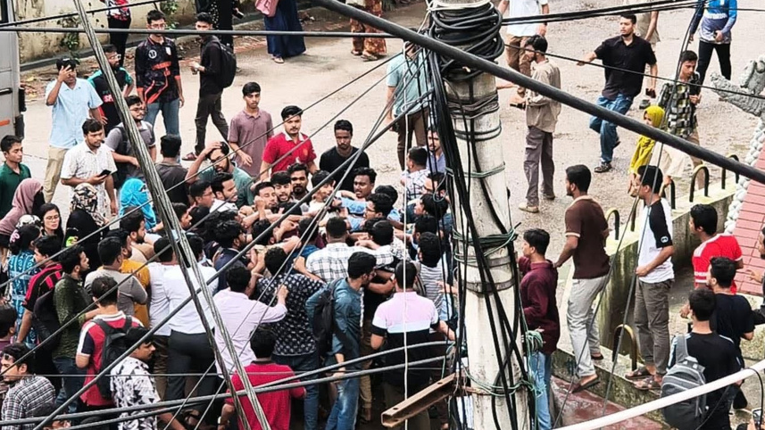 জগন্নাথ বিশ্ববিদ্যালয়ে ছাত্রদল শিবির সংঘর্ষে কয়েকজন আহত জগন্নাথ বিশ্ববিদ্যালয়ে ছাত্রদল-শিবির সংঘর্ষে কয়েকজন আহত
