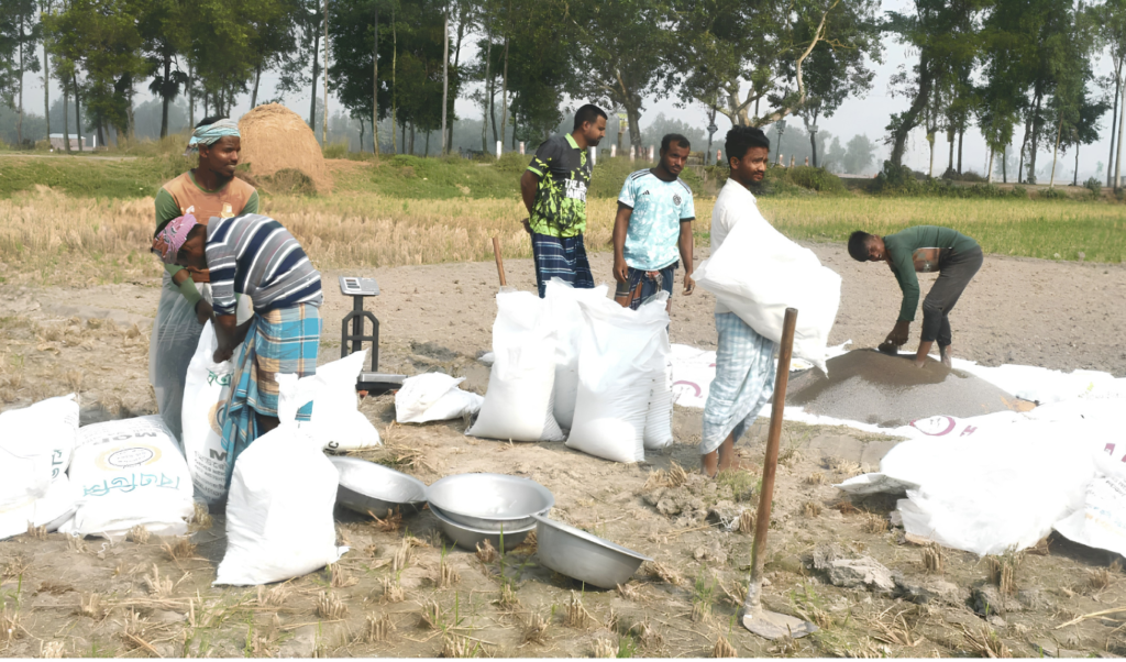 জয়পুরহাটে নির্ধারিত দামে মিলছে না সার, বস্তাপ্রতি গুণতে হচ্ছে অতিরিক্ত ৪ শত টাকা