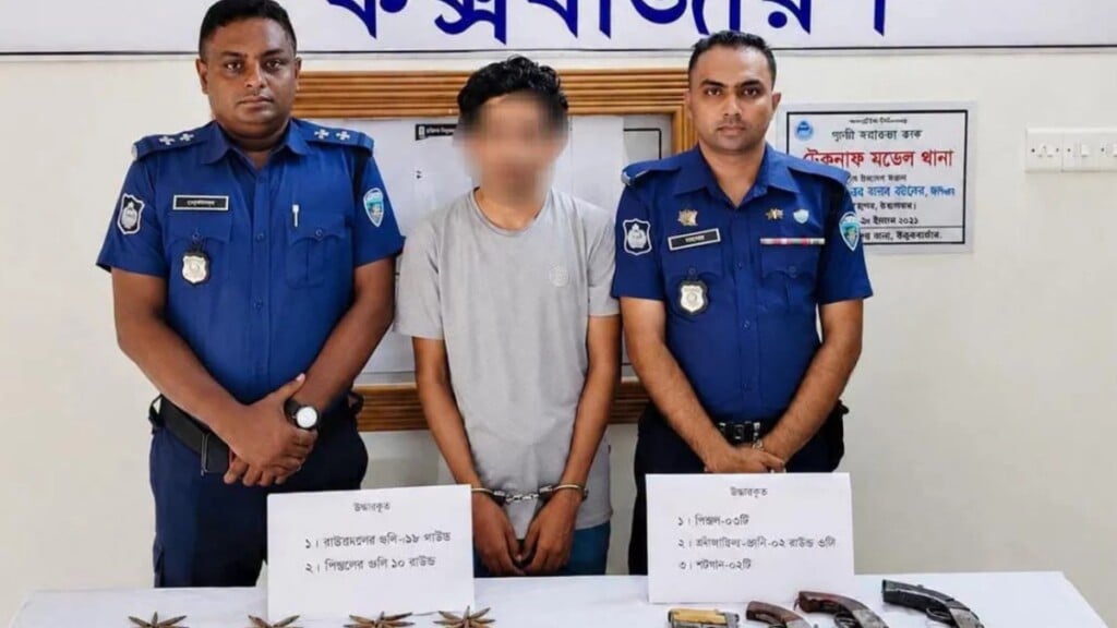 টেকনাফে চার অস্ত্র ও ৭৯ গুলিসহ নাহিদ আটক টেকনাফে চার অস্ত্র ও ৭৯ গুলিসহ নাহিদ আটক