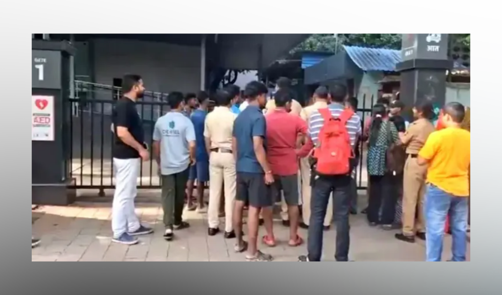 ড্রাইভিংয়ের সময় মোবাইলে কথা বলতে বলতে শিশুর ওপর দিয়ে গাড়ি চালিয়ে দিলেন নারী 3 ড্রাইভিংয়ের সময় মোবাইলে কথা বলতে বলতে শিশুর ওপর দিয়ে গাড়ি চালিয়ে দিলেন নারী