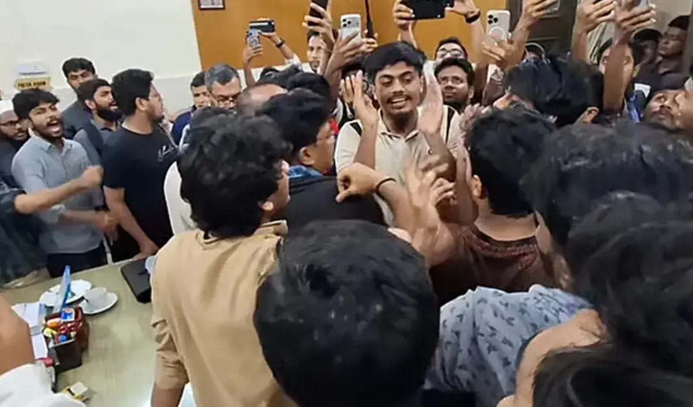 ঢাবির শহীদুল্লাহ হলে ‘সমকামী কর্মকাণ্ডের’ তদন্ত ঘিরে ছাত্রদল-শিবির সংঘর্ষ, দফায় দফায় হামলা