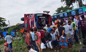 দাউদকান্দিতে বাস উল্টে আহত ১৫ ১০ কিলোমিটার যানজট দাউদকান্দিতে বাস উল্টে আহত ১৫, ১০ কিলোমিটার যানজট