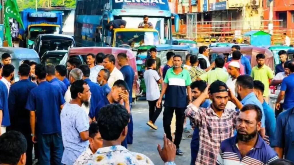 দীর্ঘ অপেক্ষার পরও মেলেনি গ্যাস, চট্টগ্রামে চালকদের সড়ক অবরোধ 3 দীর্ঘ অপেক্ষার পরও মেলেনি গ্যাস, চট্টগ্রামে চালকদের সড়ক অবরোধ