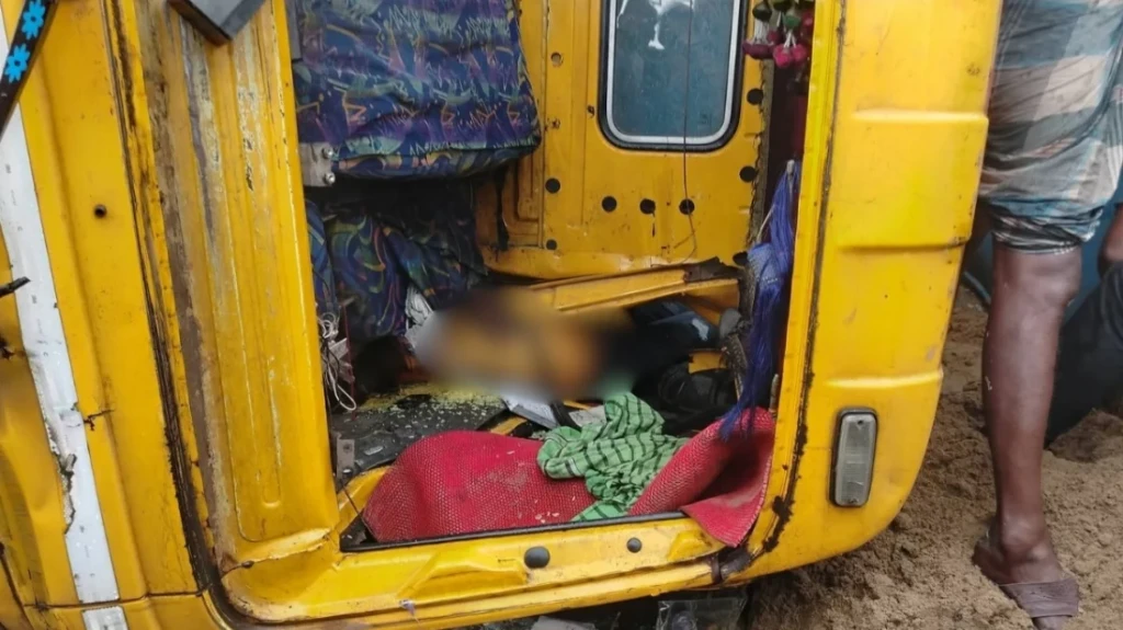 দুই ট্রাকের সংঘর্ষে অটোরিকশা চাপা নিহত ২ দুই ট্রাকের সংঘর্ষে অটোরিকশা চাপা, নিহত ২