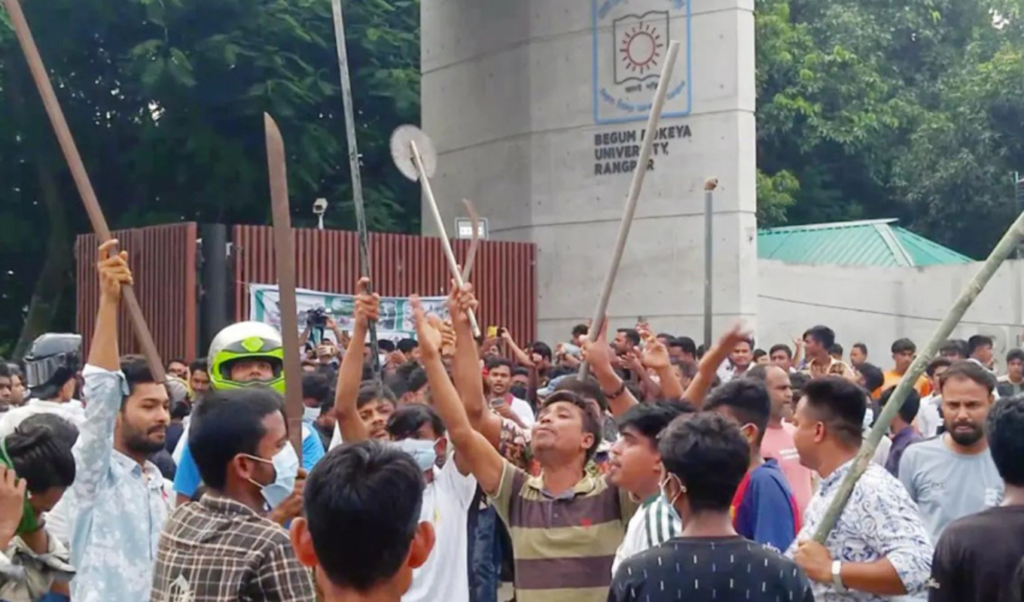 দেশীয় অস্ত্র ও লাঠিসোঁটাসহ বেরোবি গেটে ছাত্রদল যুবদলের অবস্থান থমথমে পরিস্থিতি দেশীয় অস্ত্র ও লাঠিসোঁটাসহ বেরোবি গেটে ছাত্রদল-যুবদলের অবস্থান, থমথমে পরিস্থিতি
