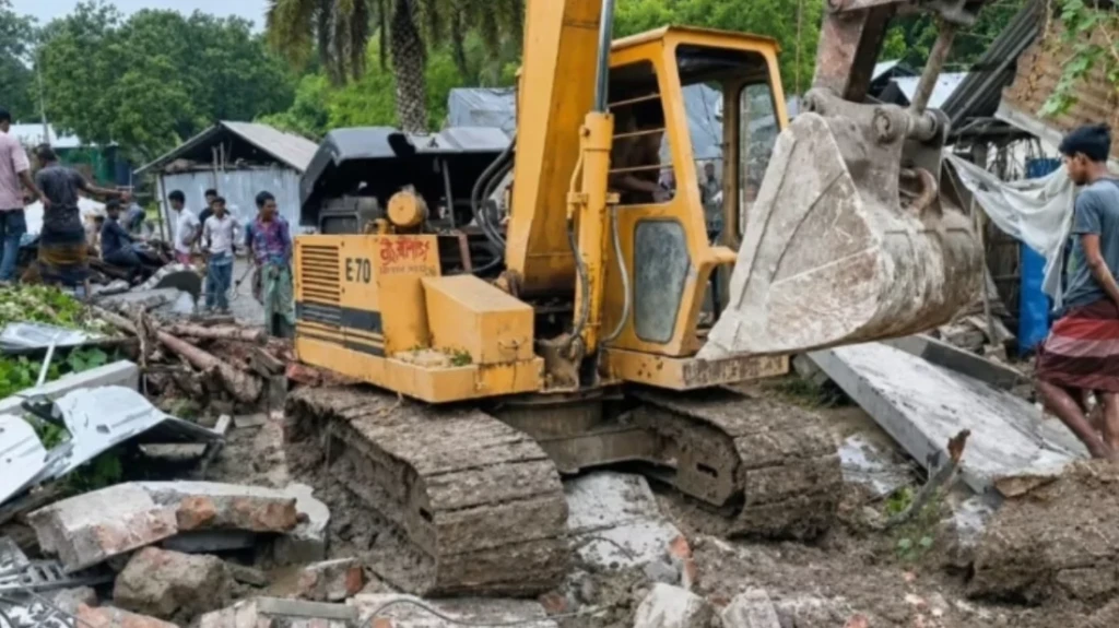 দ্বিতীয় স্ত্রীকে রেখে প্রথম স্ত্রী নিয়ে বিদেশ ভাঙল বাড়ি দ্বিতীয় স্ত্রীকে রেখে প্রথম স্ত্রী নিয়ে বিদেশ, ভাঙল বাড়ি