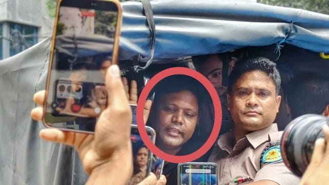 ধানমন্ডি ৩২ এ শ্রদ্ধা জানাতে গিয়ে পুলিশের হাতে আওয়ামী লীগ কর্মী আটক ধানমন্ডি-৩২ এ শ্রদ্ধা জানাতে গিয়ে পুলিশের হাতে আওয়ামী লীগ কর্মী আটক
