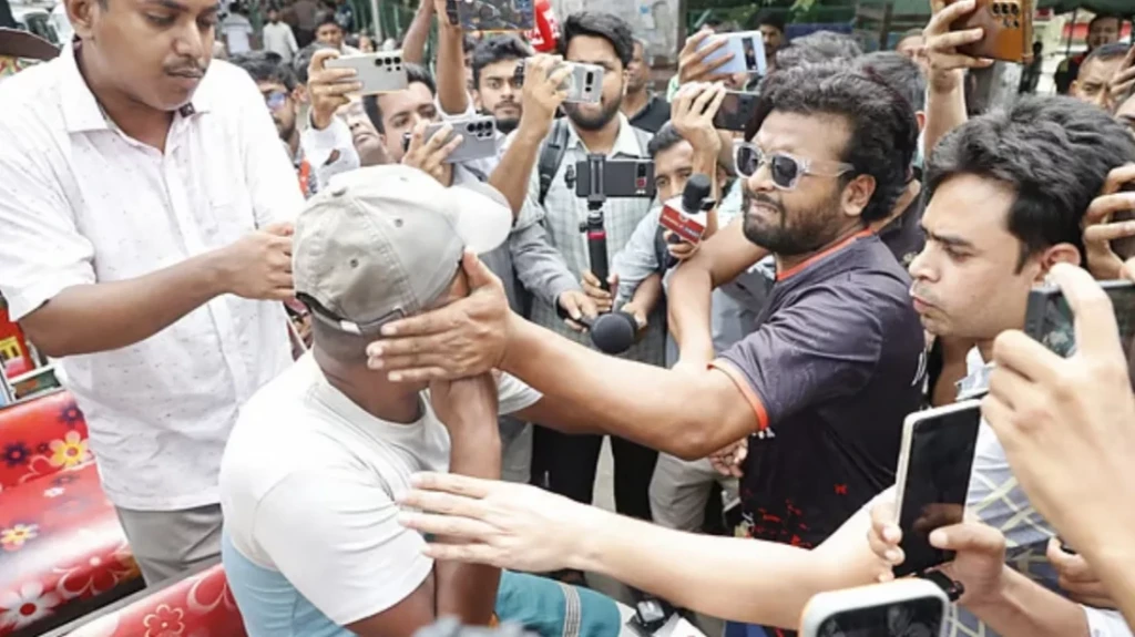 ধানমন্ডি ৩২ এ স্লোগান ও শিঙাড়া বিলি ঘিরে মারধর আটক ১ ধানমন্ডি-৩২ এ স্লোগান ও শিঙাড়া বিলি ঘিরে মারধর, আটক ১
