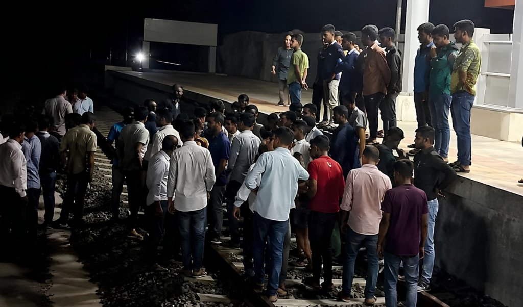 নারী যাত্রীকে উত্ত্যক্তের জেরে ‘অভিযাত্রী কমিউটার ট্রেনে ভয়াবহ হামলা নারী যাত্রীকে উত্ত্যক্তের জেরে ‘অভিযাত্রী কমিউটার’ ট্রেনে ভয়াবহ হামলা