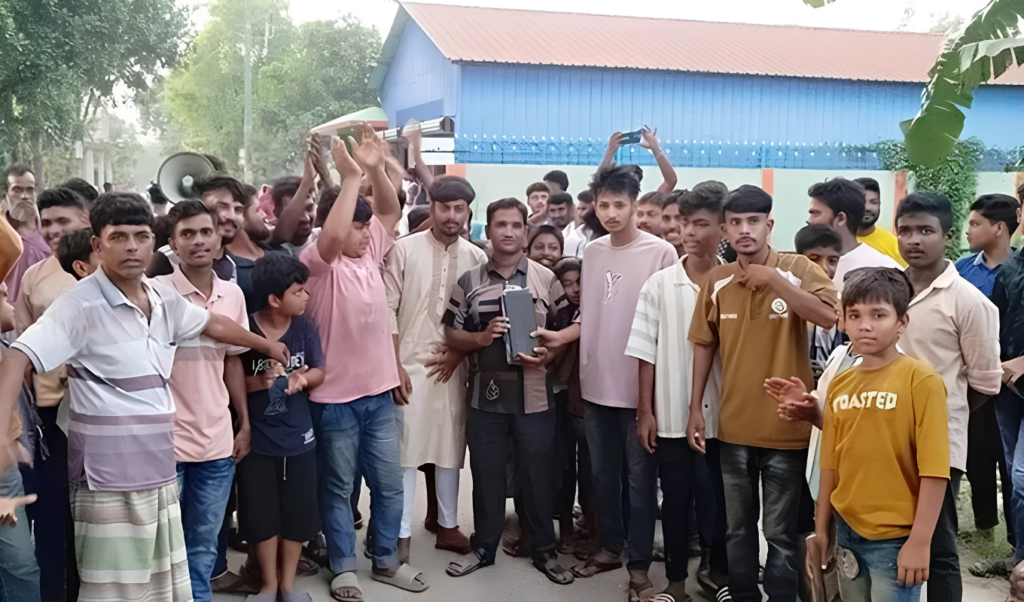 পাবনায় অতিরিক্ত লোডশেডিংয়ে চরম ক্ষোভ পল্লী বিদ্যুৎ কর্মীকে ৪ ঘণ্টা আটকে রাখলেন জনতা পাবনায় অতিরিক্ত লোডশেডিংয়ে চরম ক্ষোভ, পল্লী বিদ্যুৎ কর্মীকে ৪ ঘণ্টা আটকে রাখলেন জনতা