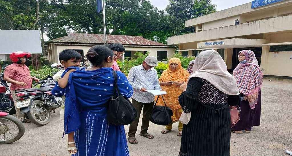 পীরগঞ্জে শিশুর গলায় ছুরি ঠেকিয়ে প্রাথমিক শিক্ষিকার স্বর্ণালংকার ছিনতাই 2 পীরগঞ্জে শিশুর গলায় ছুরি ঠেকিয়ে প্রাথমিক শিক্ষিকার স্বর্ণালংকার ছিনতাই