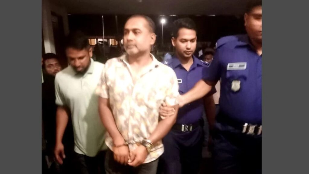 পুলিশকে প্রকাশ্যে মারধরের ঘটনায় সাবেক ছাত্রদল নেতা গ্রেফতার 4 পুলিশকে প্রকাশ্যে মারধরের ঘটনায় সাবেক ছাত্রদল নেতা গ্রেফতার