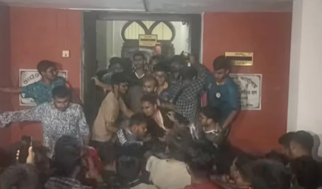 ফজলুল হক হলে প্রভোস্টকে অবরুদ্ধ রেখে ছাত্রদল-শিবির রক্তক্ষয়ী সংঘর্ষ 4 ফজলুল হক হলে প্রভোস্টকে অবরুদ্ধ রেখে ছাত্রদল-শিবির রক্তক্ষয়ী সংঘর্ষ