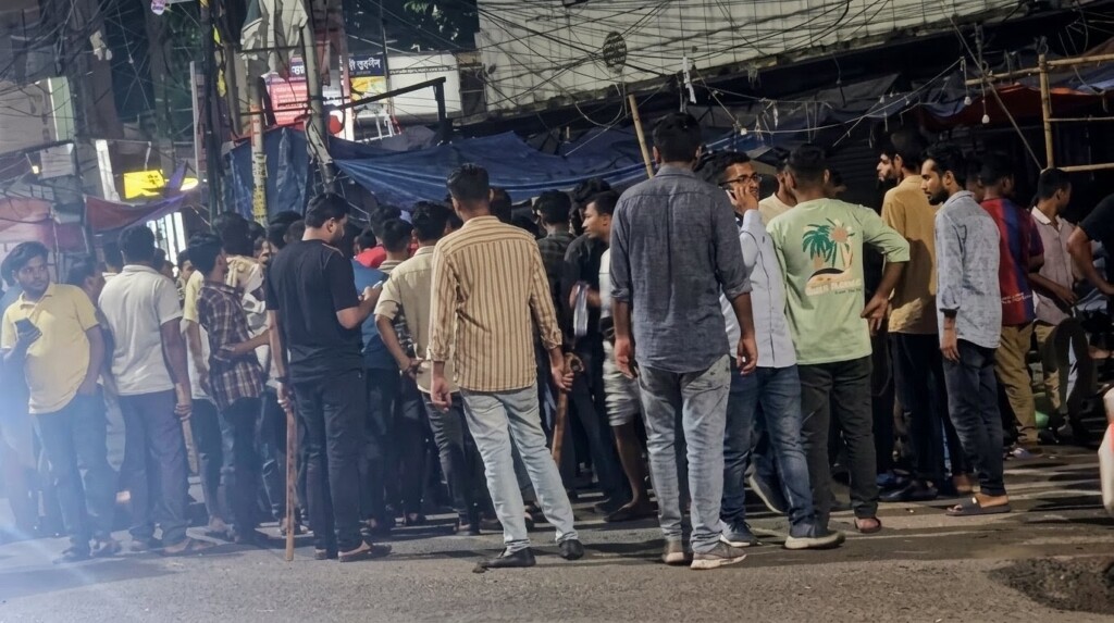 ফুটপাতে দোকান বসানো নিয়ে নিউমার্কেটে ছাত্রদল যুবদল সংঘর্ষ আহত ২০ ফুটপাতে দোকান বসানো নিয়ে ঢাকা কলেজ ছাত্রদল ও যুবদলের সংঘর্ষ, আহত ২০
