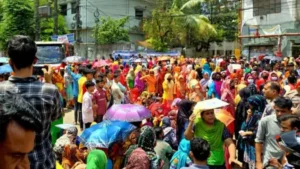 বকেয়া বেতনের দাবিতে চট্টগ্রামে পোশাক শ্রমিকদের সড়ক অবরোধ বকেয়া বেতনের দাবিতে চট্টগ্রামে পোশাক শ্রমিকদের সড়ক অবরোধ