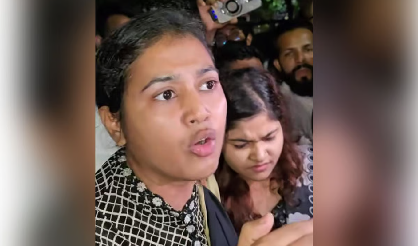 বঙ্গবন্ধুকে শ্রদ্ধা জানাতে গিয়ে ধানমন্ডি ৩২ থেকে আটক দুই তরুণী ৬ মাস আগের মামলায় কারাগারে বঙ্গবন্ধুকে শ্রদ্ধা জানাতে গিয়ে ধানমন্ডি ৩২ থেকে আটক দুই তরুণী ৬ মাস আগের মামলায় কারাগারে