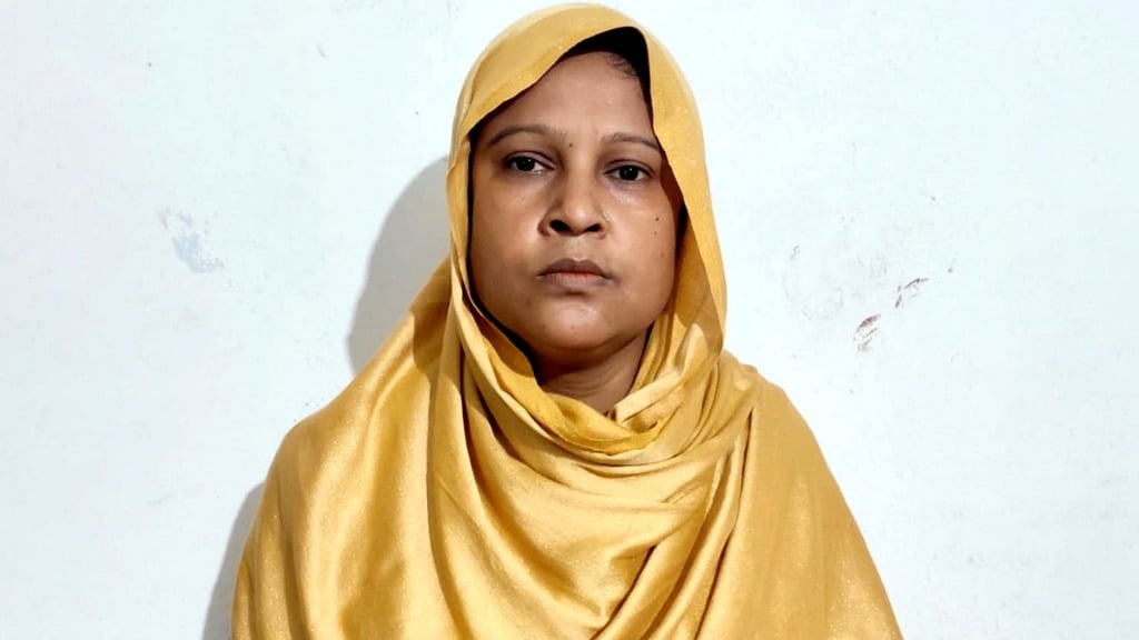বঙ্গবন্ধুর শাহাদাতবার্ষিকীতে দুস্থদের মাঝে খাবার বিতরণ করে যুব মহিলা লীগ নেত্রী গ্রেপ্তার বঙ্গবন্ধুর শাহাদাতবার্ষিকীতে দুস্থদের মাঝে খাবার বিতরণ করে যুব মহিলা লীগ নেত্রী গ্রেপ্তার