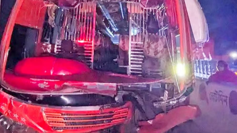 বিকল ট্রাকে বাসের ধাক্কায় বগুড়ায় নিহত ২ আহত ৭ বিকল ট্রাকে বাসের ধাক্কায় বগুড়ায় নিহত ২, আহত ৭