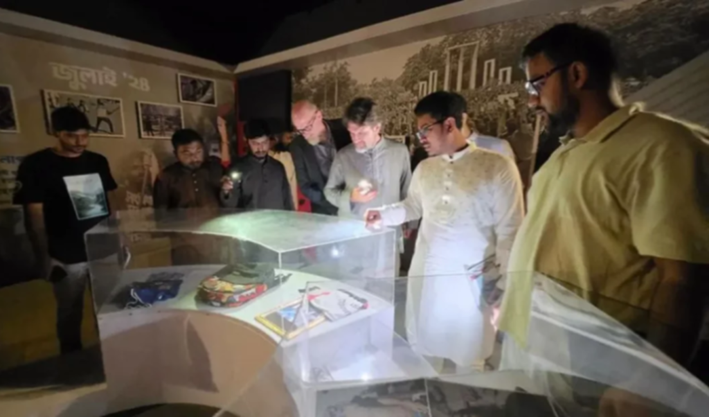বিদ্যুৎহীন জুলাই জাদুঘরে মোবাইলের আলোয় ঘুরে দেখলেন মার্কিন প্রতিনিধিরা 2 বিদ্যুৎহীন জুলাই জাদুঘরে মোবাইলের আলোয় ঘুরে দেখলেন মার্কিন প্রতিনিধিরা