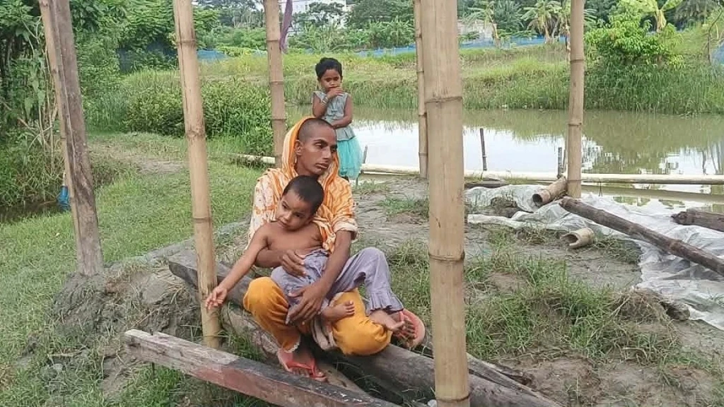 ভাড়ার টাকা দিতে চুল বিক্রি রেললাইনের পাশে রেহানার সংসার ভাড়ার টাকা জোগাতে চুল বিক্রি, রেললাইনের পাশে দুই সন্তান