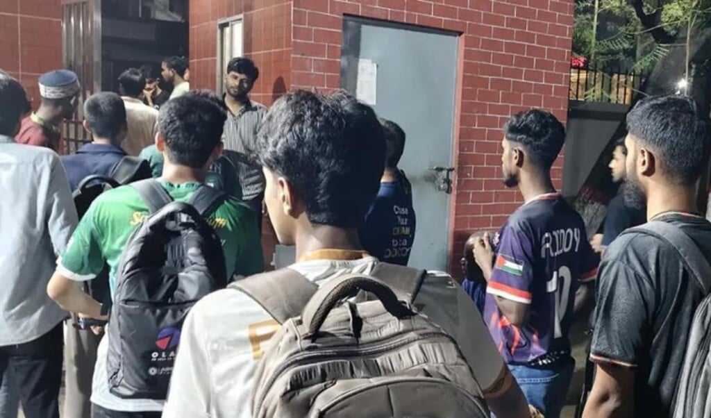 মধ্যরাতে মোহাম্মদপুরে হল নিয়ন্ত্রন নিয়ে ছাত্রদল ও শিবিরের বিরোধ 4 মধ্যরাতে মোহাম্মদপুরে হল নিয়ন্ত্রন নিয়ে ছাত্রদল ও শিবিরের বিরোধ