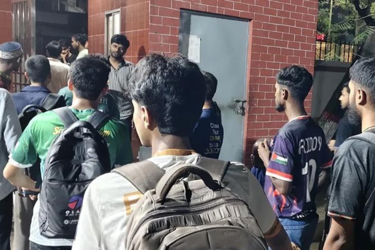 মধ্যরাতে মোহাম্মদপুরে হল নিয়ন্ত্রন নিয়ে ছাত্রদল ও শিবিরের বিরোধ