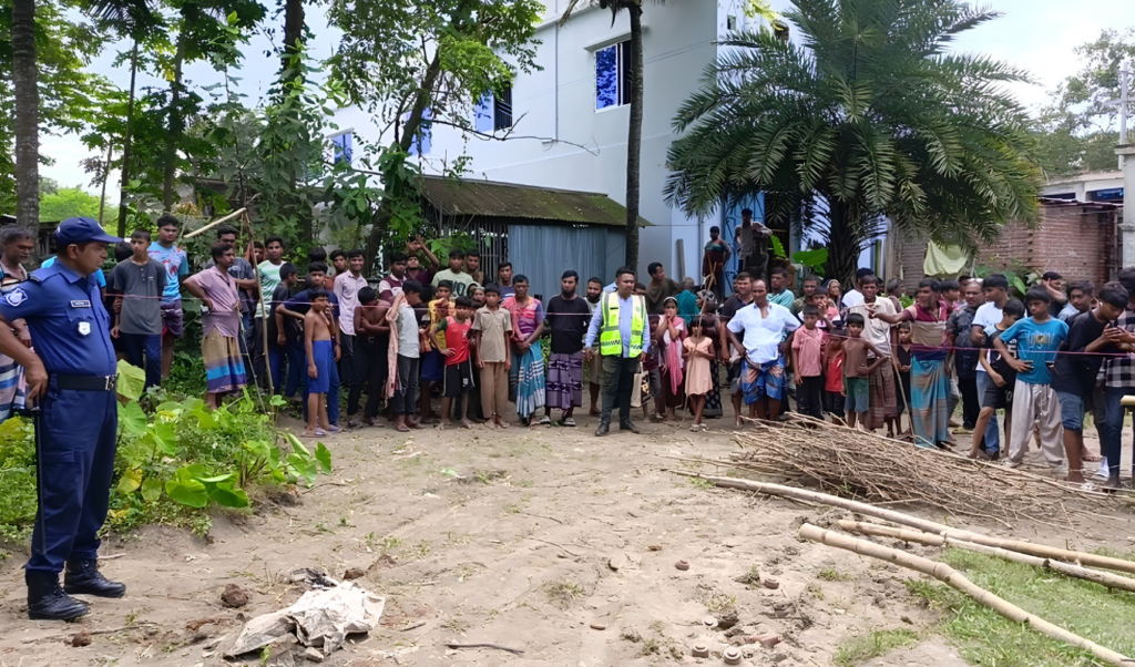 মেহেরপুরের গাংনীতে মাটির নিচ থেকে ১০টি ল্যান্ডমাইন সদৃশ বস্তু উদ্ধার মেহেরপুরের গাংনীতে মাটির নিচ থেকে ১০টি ল্যান্ডমাইন সদৃশ বস্তু উদ্ধার