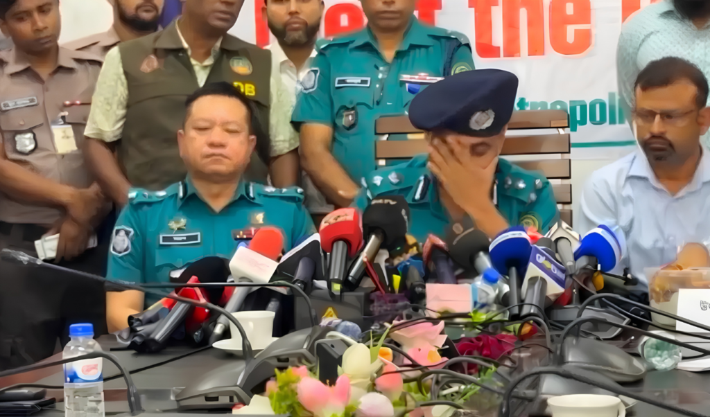 রংপুরে একই পরিবারের চারজনকে হত্যার নির্মম বর্ণনায় কাঁদলেন পুলিশ কমিশনার 2 রংপুরে একই পরিবারের চারজনকে হত্যার নির্মম বর্ণনায় কাঁদলেন পুলিশ কমিশনার