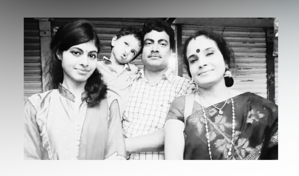 রংপুরে তালাবদ্ধ বাসা থেকে উদ্ধার অবসরপ্রাপ্ত শিক্ষকসহ একই পরিবারের চার মরদেহ 2 রংপুরে তালাবদ্ধ বাসা থেকে উদ্ধার অবসরপ্রাপ্ত শিক্ষকসহ একই পরিবারের চার মরদেহ